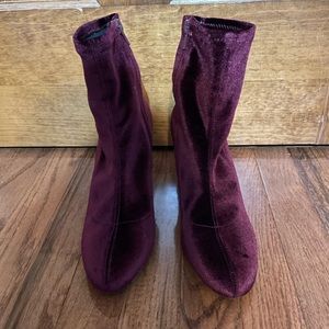 Madden Girl Sz 8.5 burgundy velvet ankle boots. Like new. Style- Fantaysa